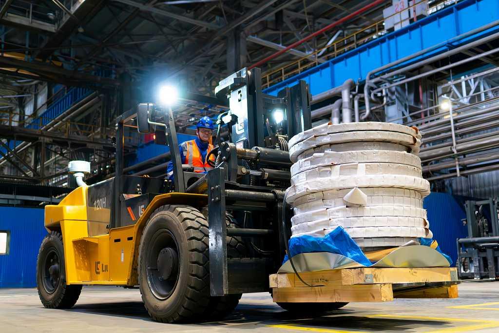 На ВИЗ-Стали расширили парк оборудования для перемещения грузов